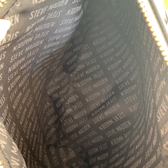 STEVE MADDEN PURSE, CROSSOVER, Zipper and matching wallet. 9”h x11”w. - Picture 7 of 10